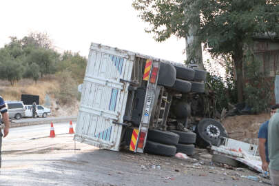 Gaziantep'te kamyon kırmızı ışıkta bekleyen 3 araca çarptı: 6 ölü, 16 yaralı (3)