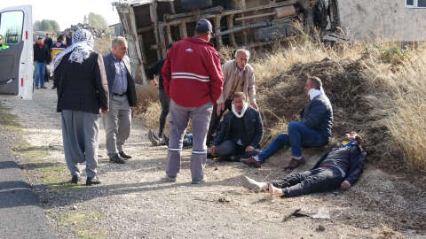 Erzurum'da takla atan kamyonet duvara çarptı: 1'i ağır 7 yaralı