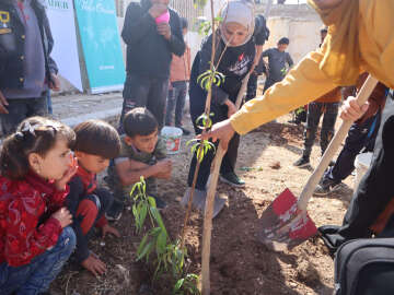 Suriye Güvenli Bölge’de okul bahçelerine meyve ağacı dikiliyor 