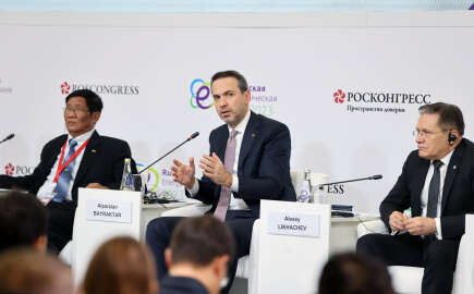 Bakan Bayraktar, Moskova’da ‘Düşük Karbonlu Enerji’ oturumuna katıldı