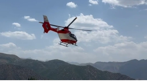 Şırnak'ta, ambulans helikopter yüksekten düşen yaralı için havalandı